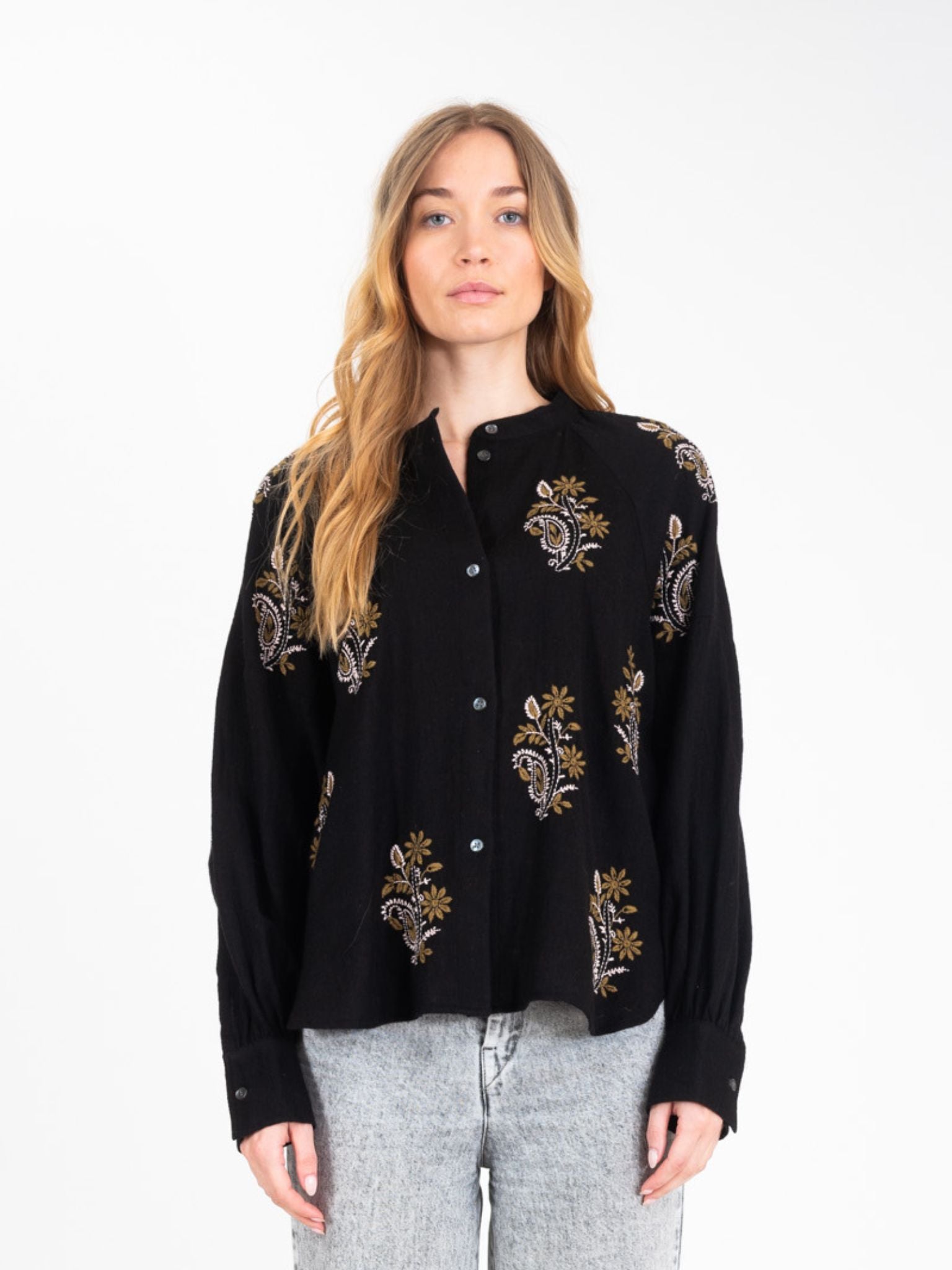 Chemise noire brodée HIPPY