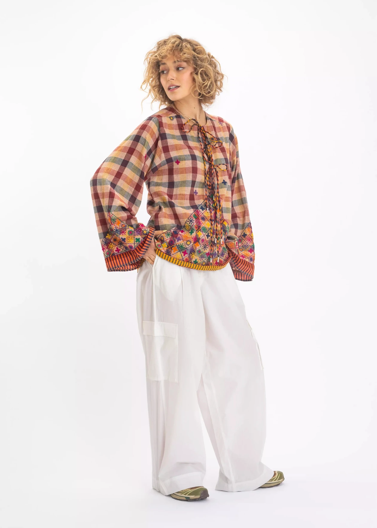 moutarde brodée blouse v de vinster