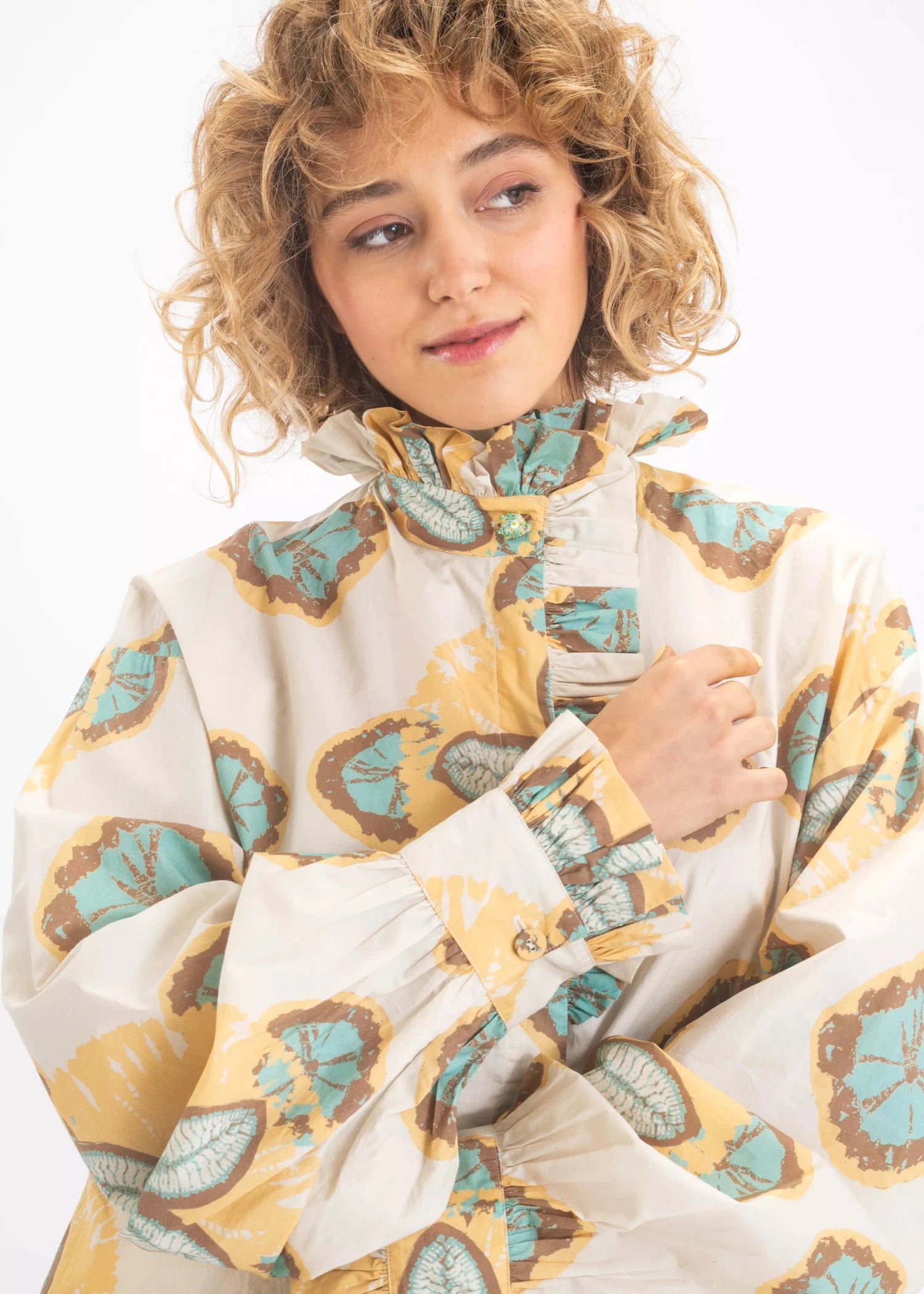 v de v jaune chemise