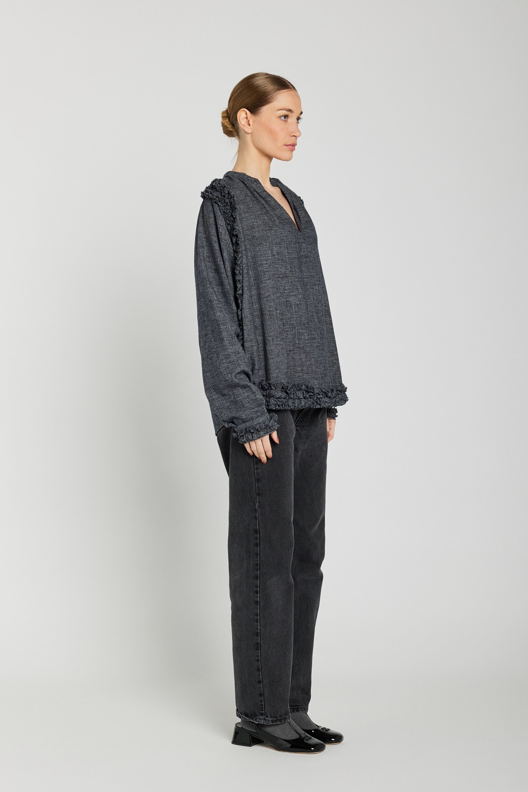 blouse grise v de vinster volants