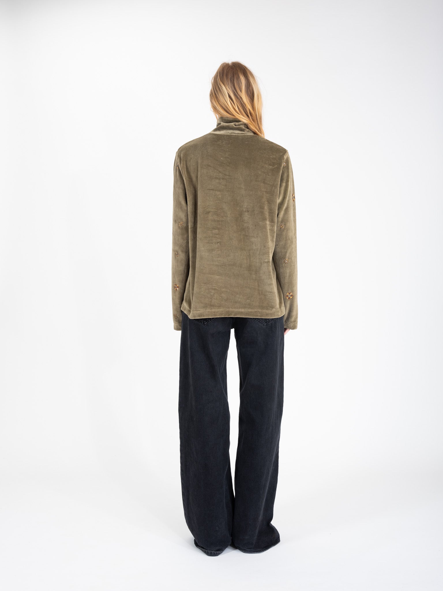 Pull col-monté en velours orné de perles PROUD