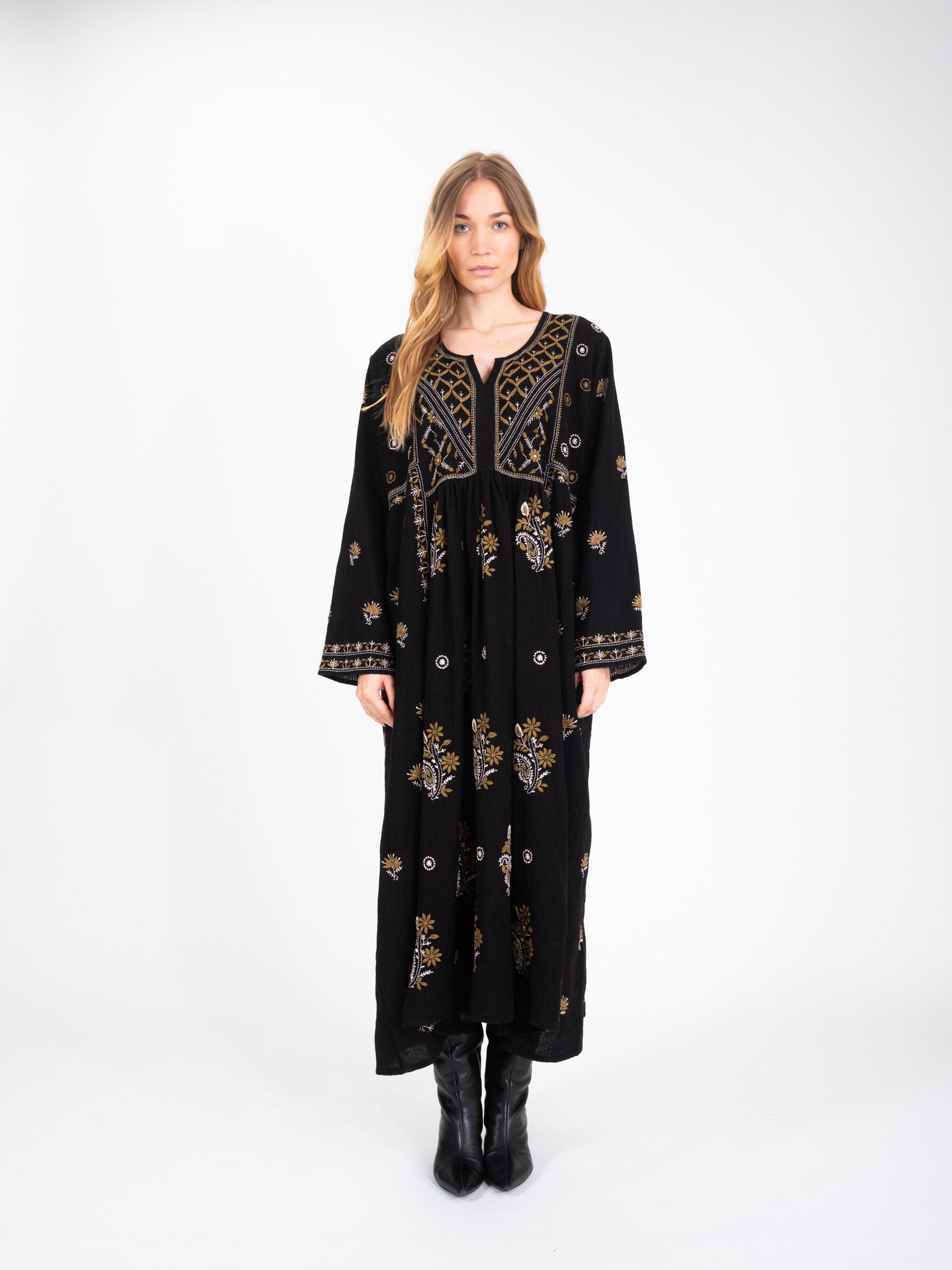 Robe noire brodée HIPPY