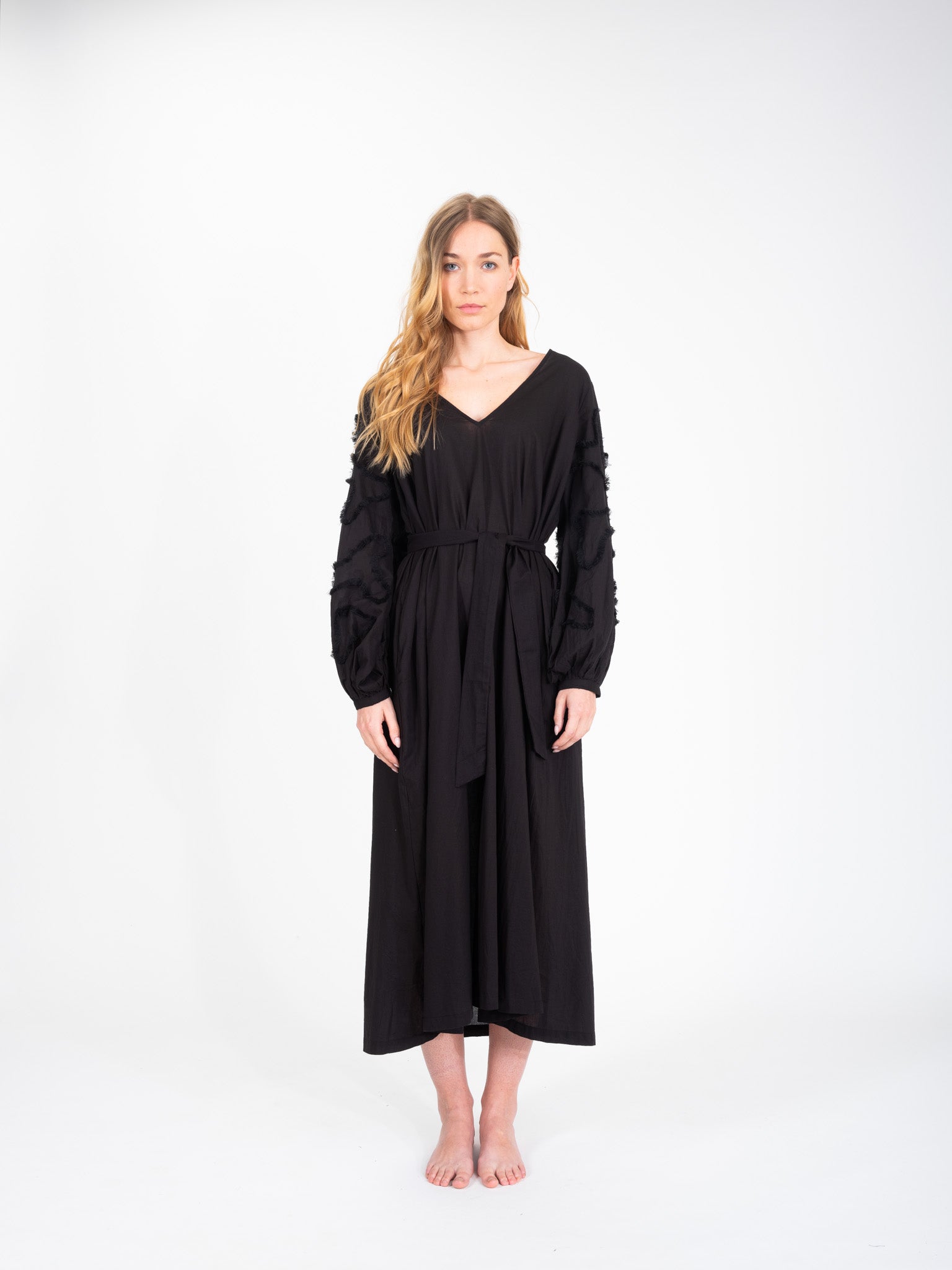 Robe longue noire brodée Satya