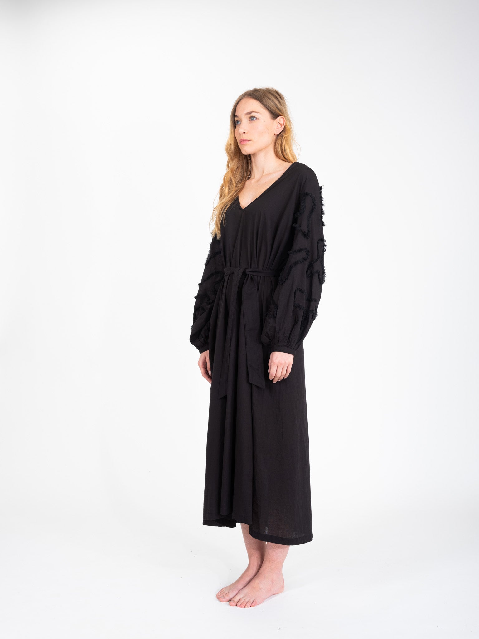 Robe longue noire brodée Satya