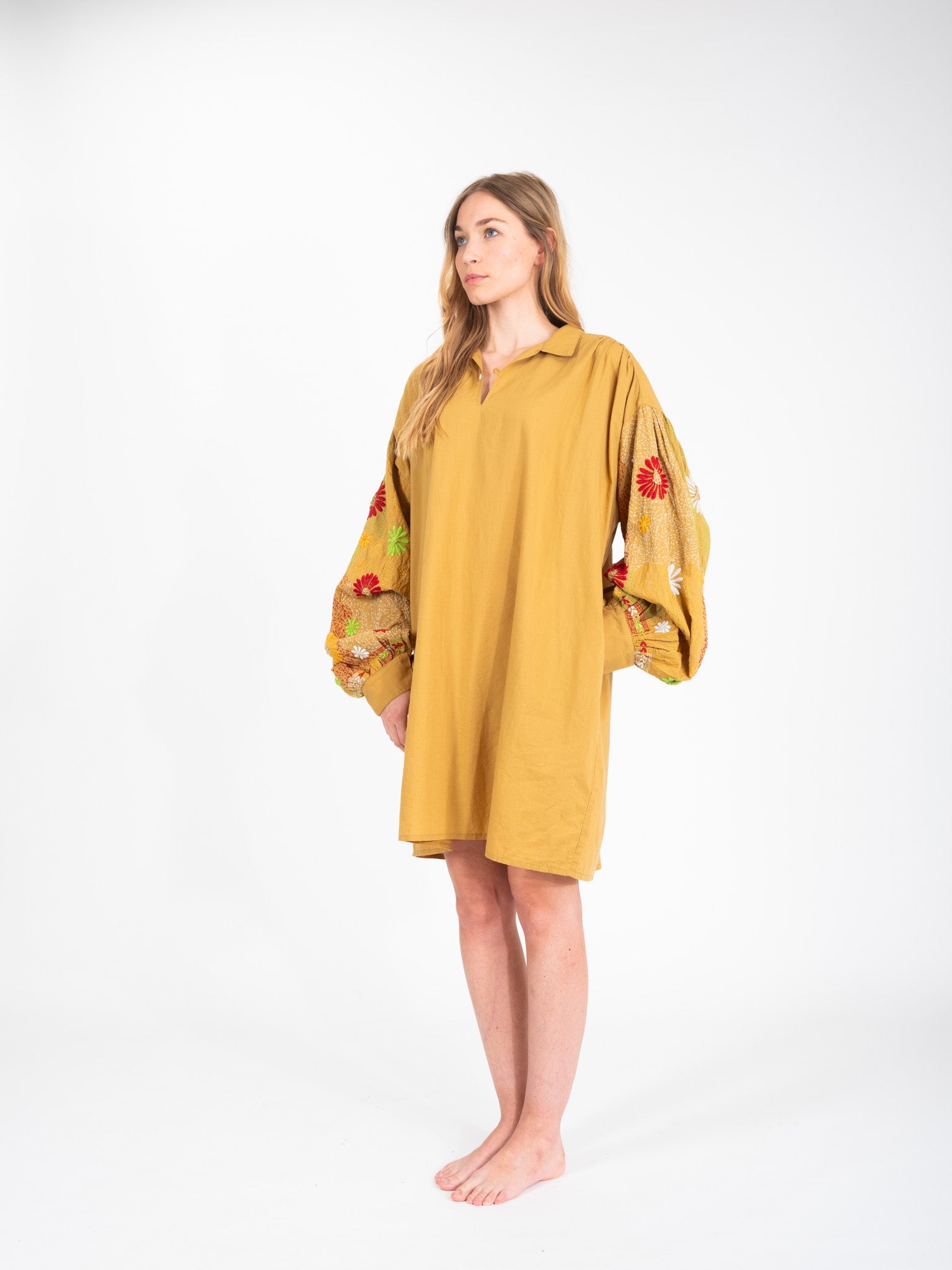 Robe courte camel brodée fleurs Yioti