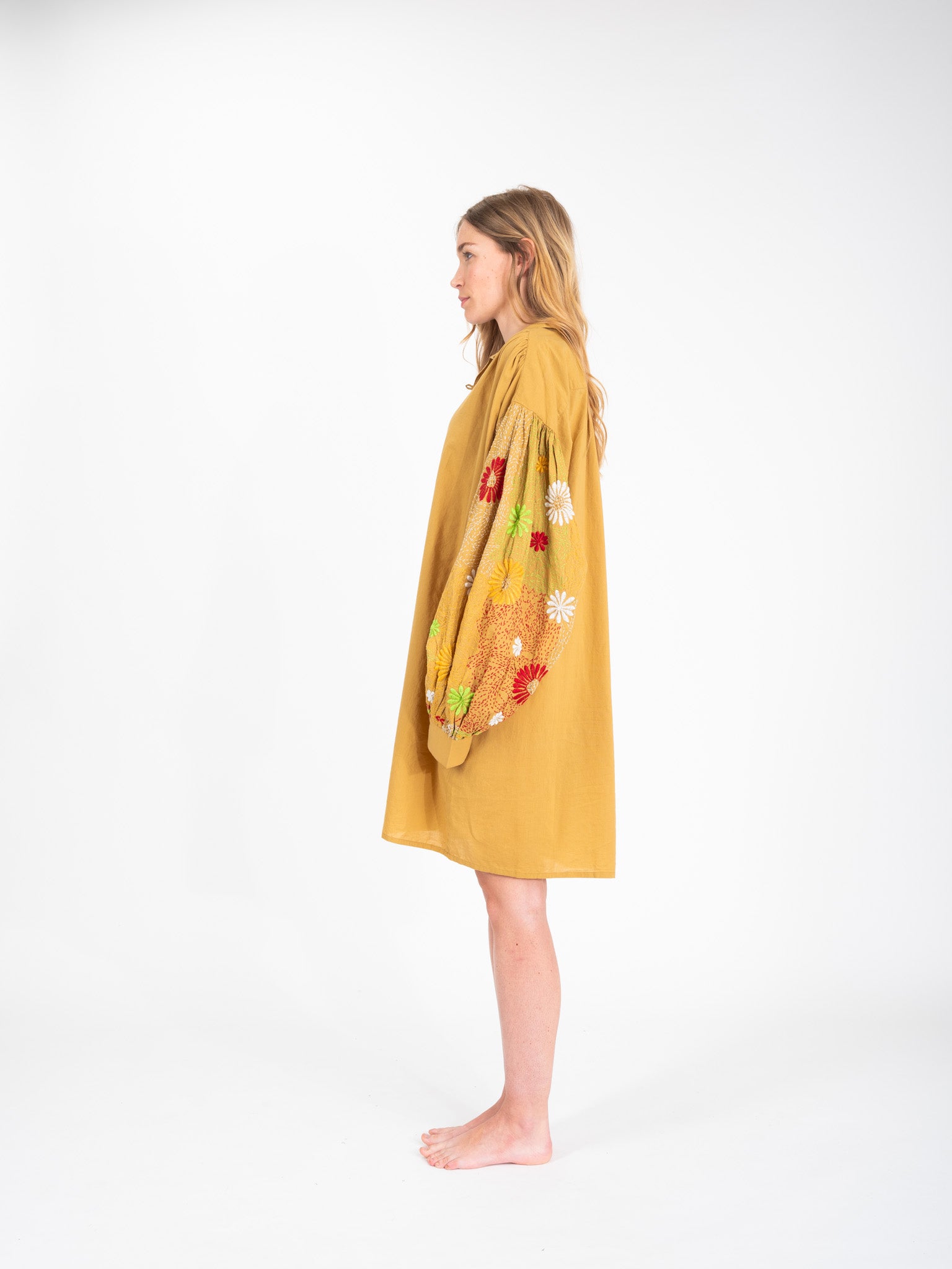 Robe courte camel brodée fleurs Yioti