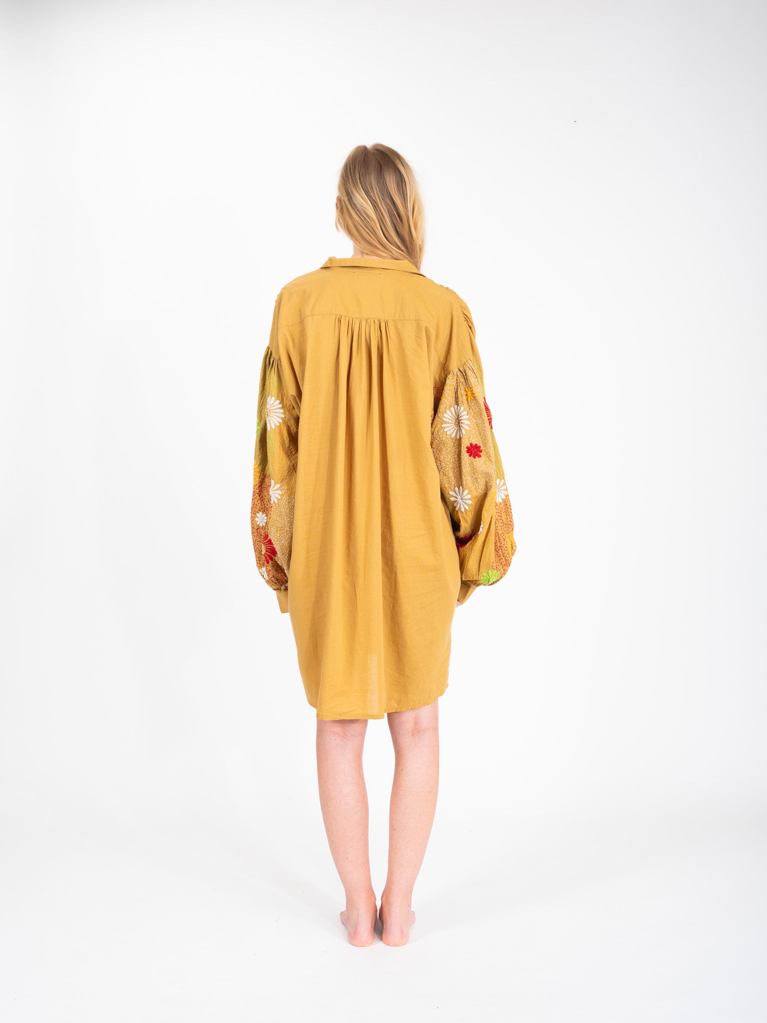 Robe courte camel brodée fleurs Yioti