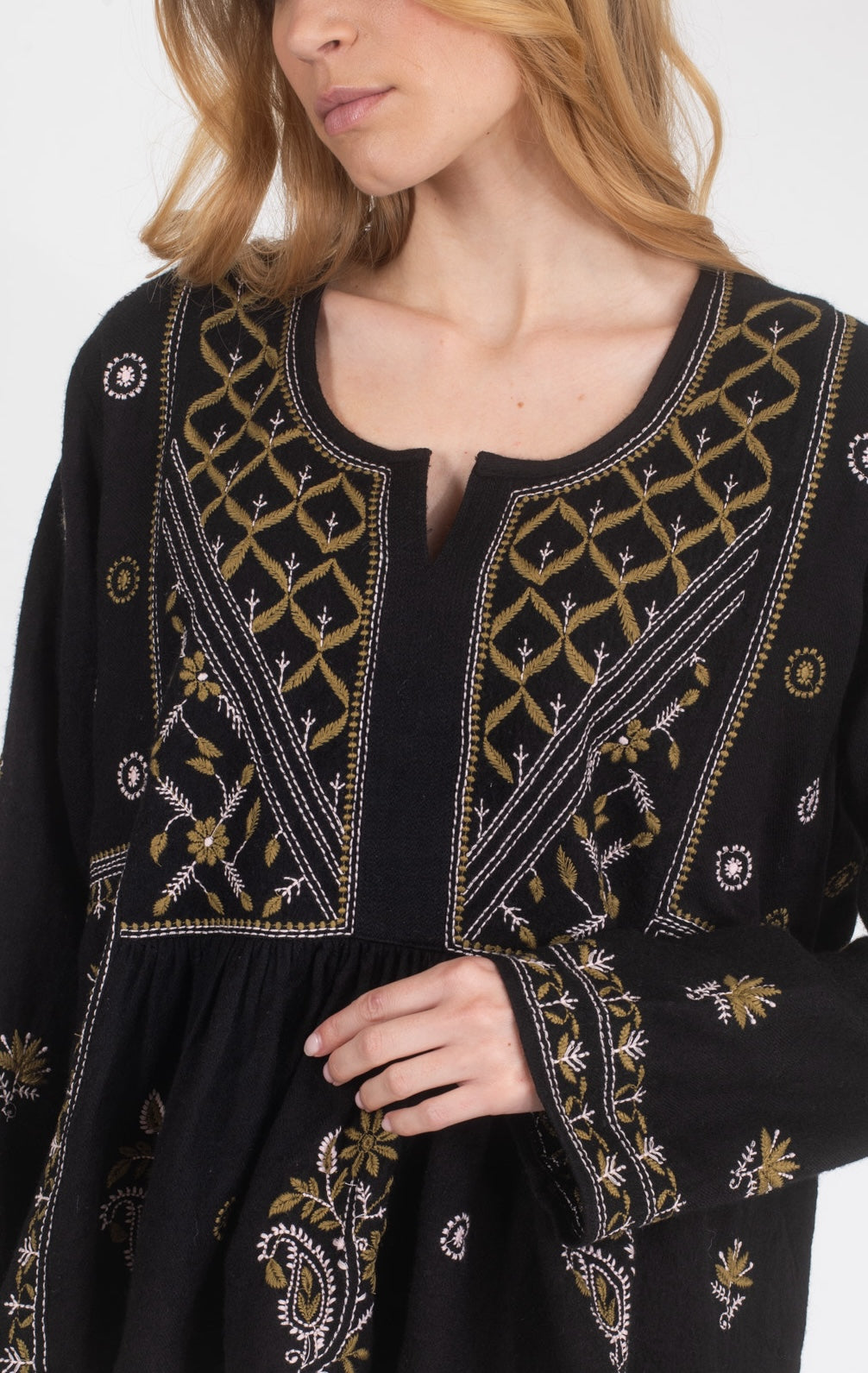 Robe noire brodée HIPPY