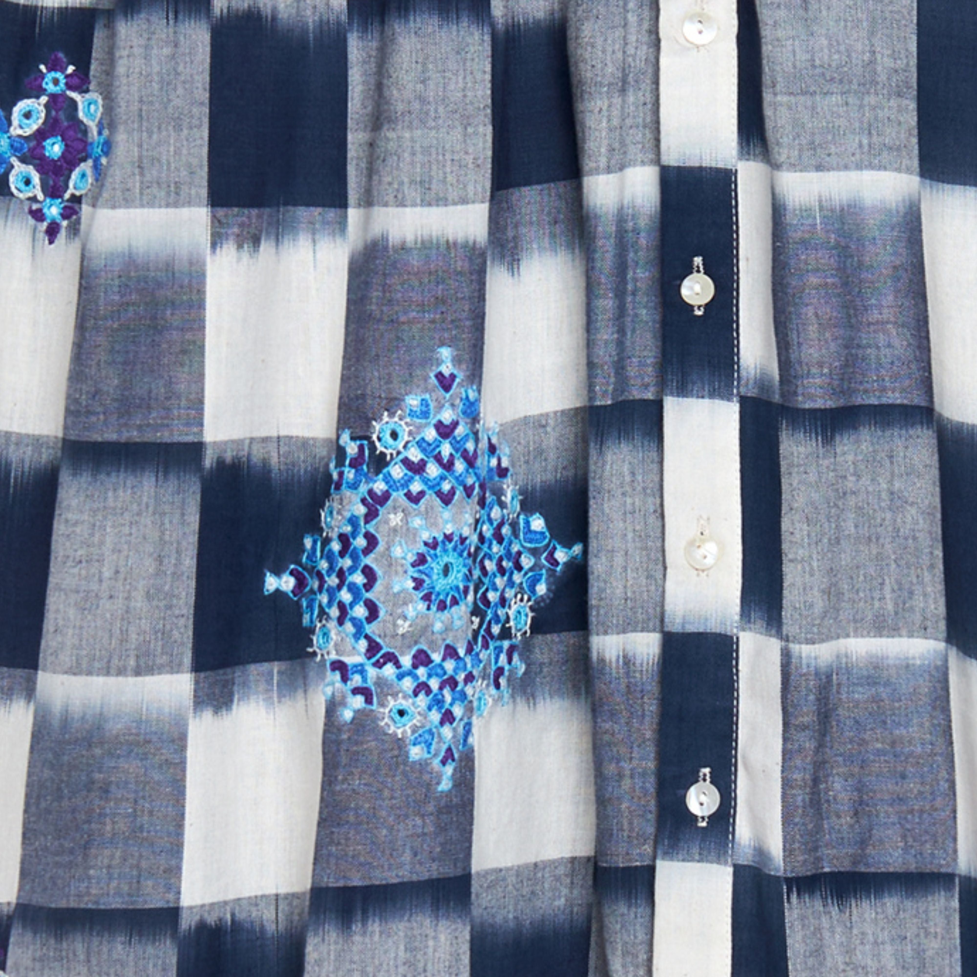 Blouse indigo à carreaux brodés Inji Ikat