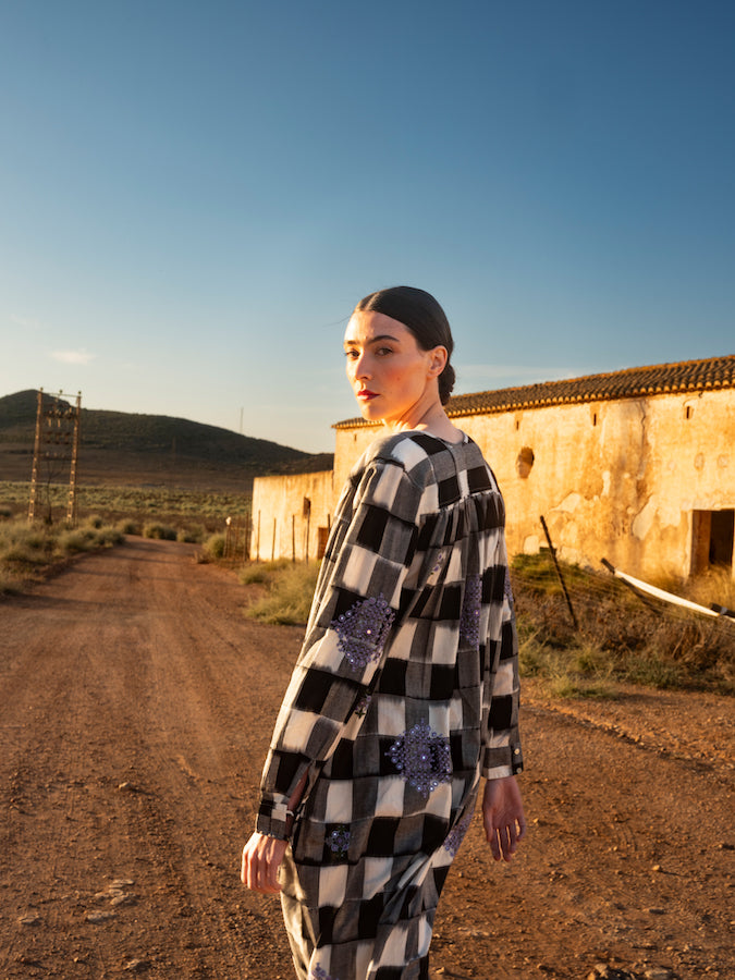 Robe longue à carreaux noirs brodée Inji Ikat