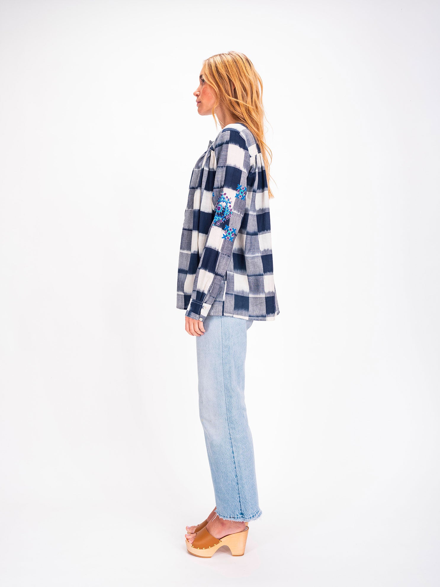 Blouse indigo à carreaux brodés Inji Ikat