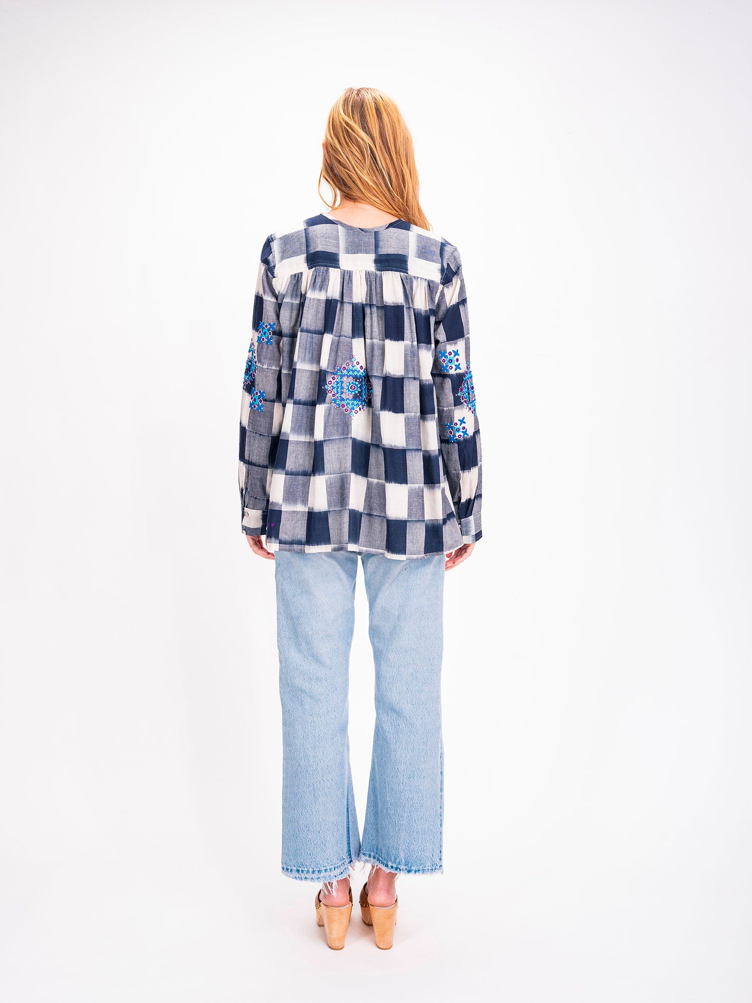 Blouse indigo à carreaux brodés Inji Ikat