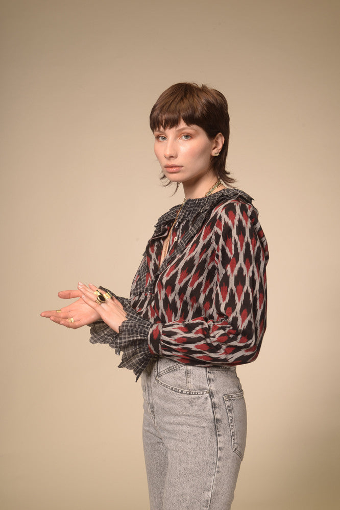 Blouse imprimée noire volant Namaste