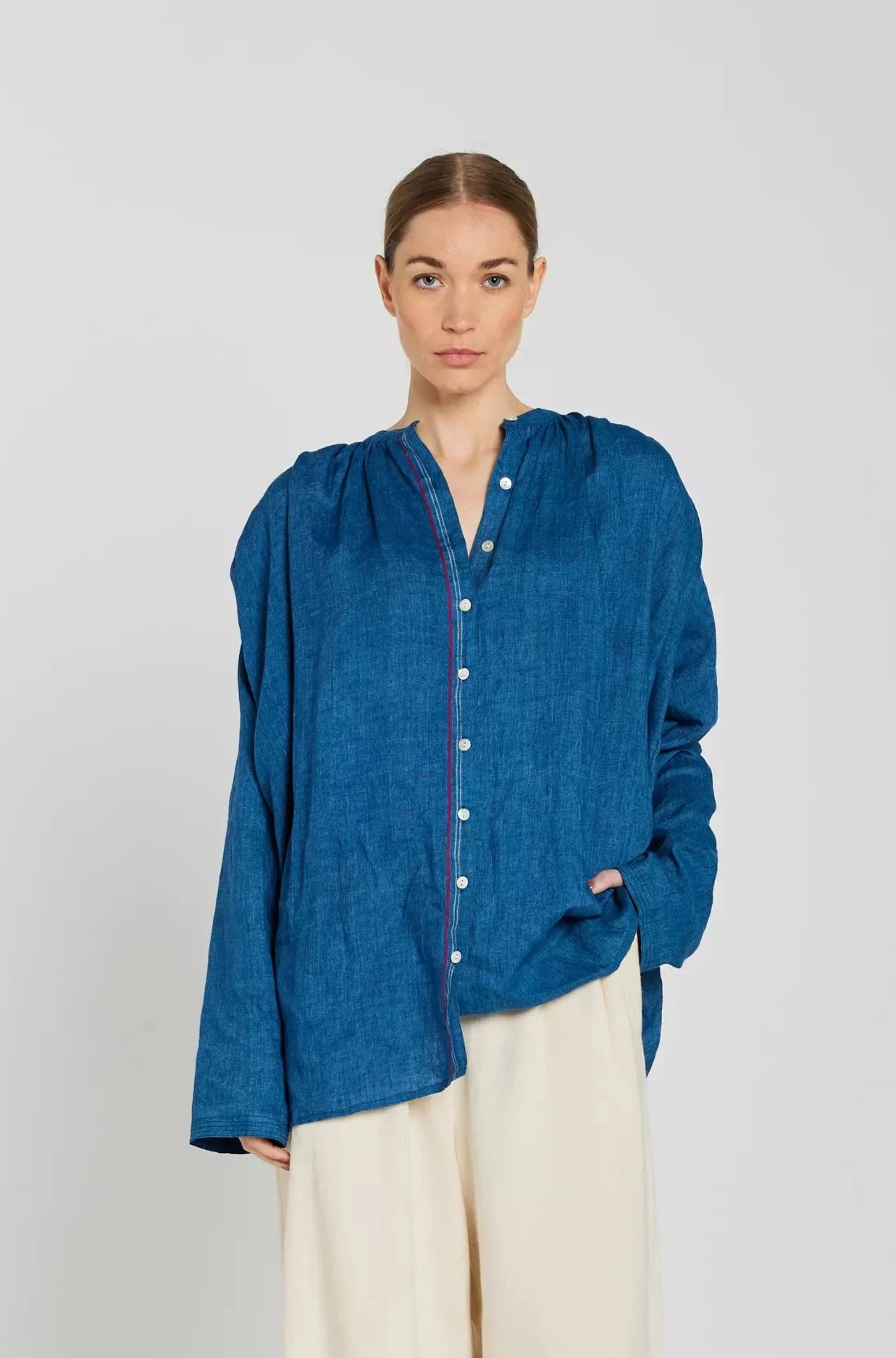 Chemise en lin bleu et brodé ABRIL