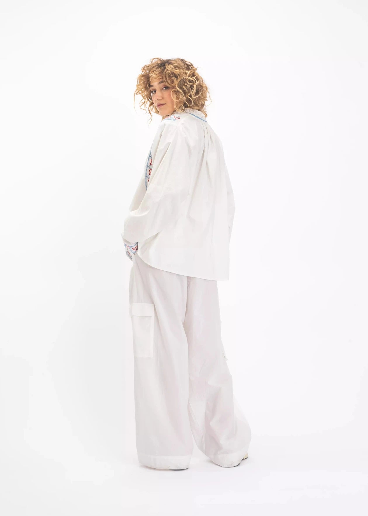 v de inviter blanche blouse brodée