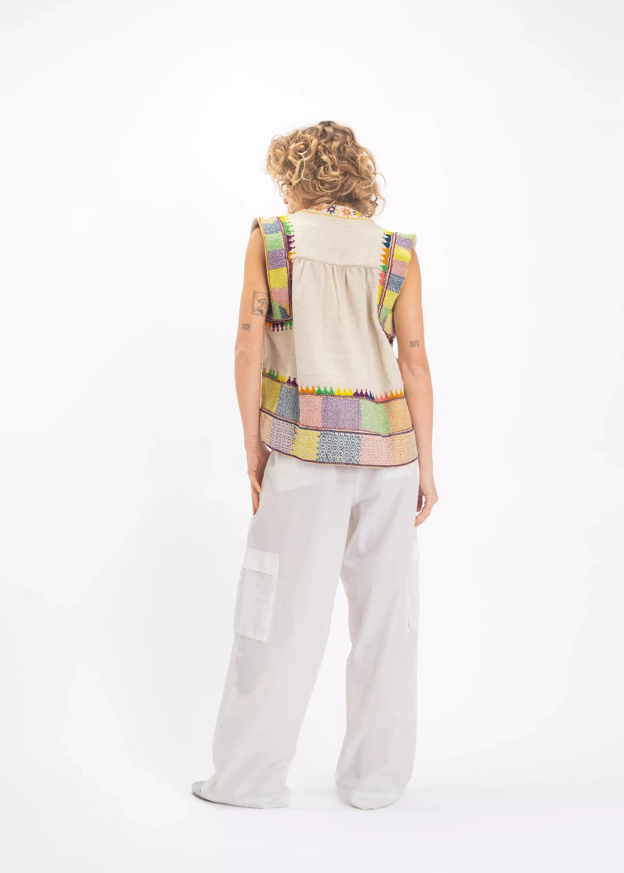 top brodé Saraswati v de vinster