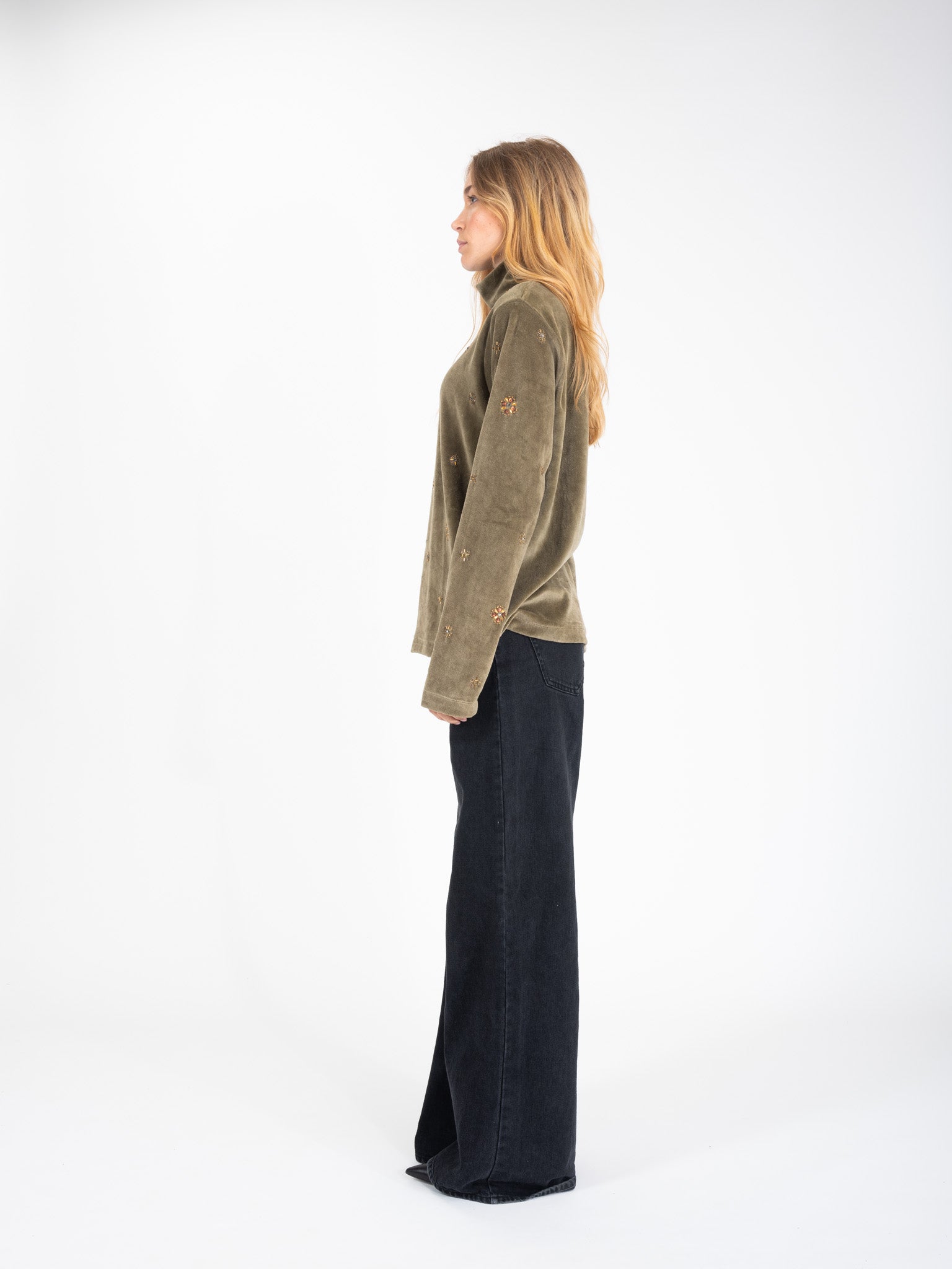 Pull col-monté en velours orné de perles PROUD