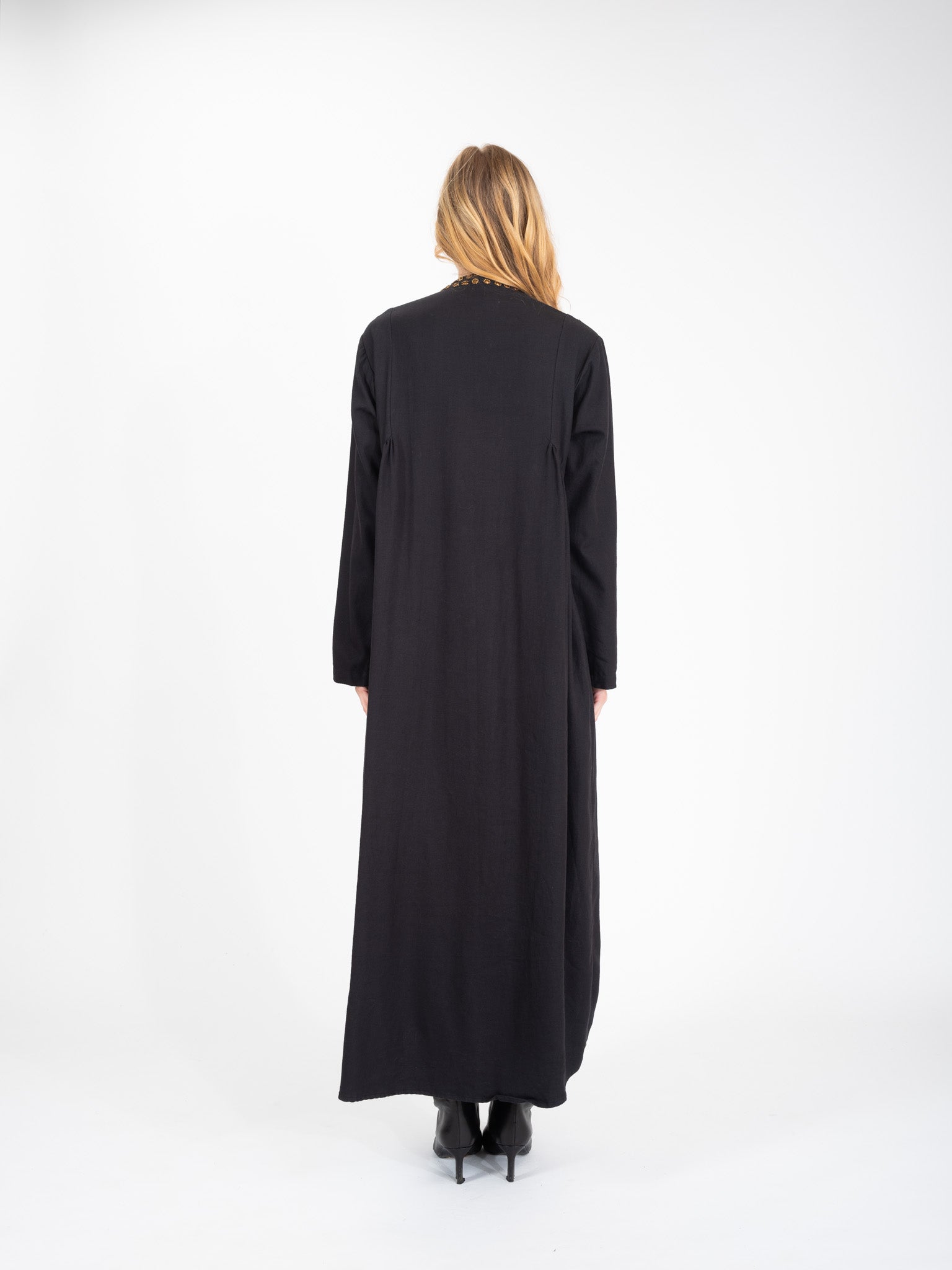 Robe noire ornée de sequins dorées BLING