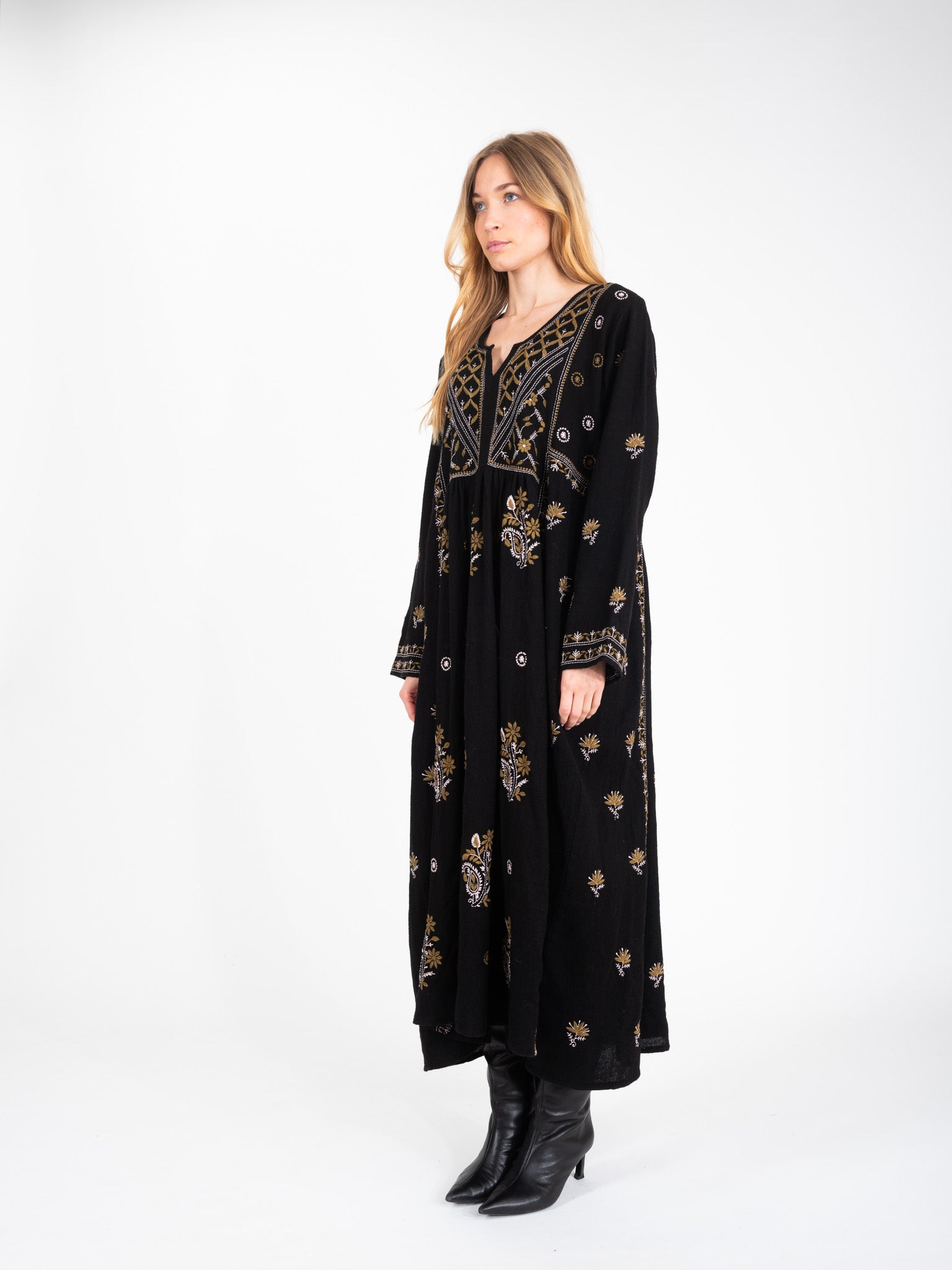 Robe noire brodée HIPPY