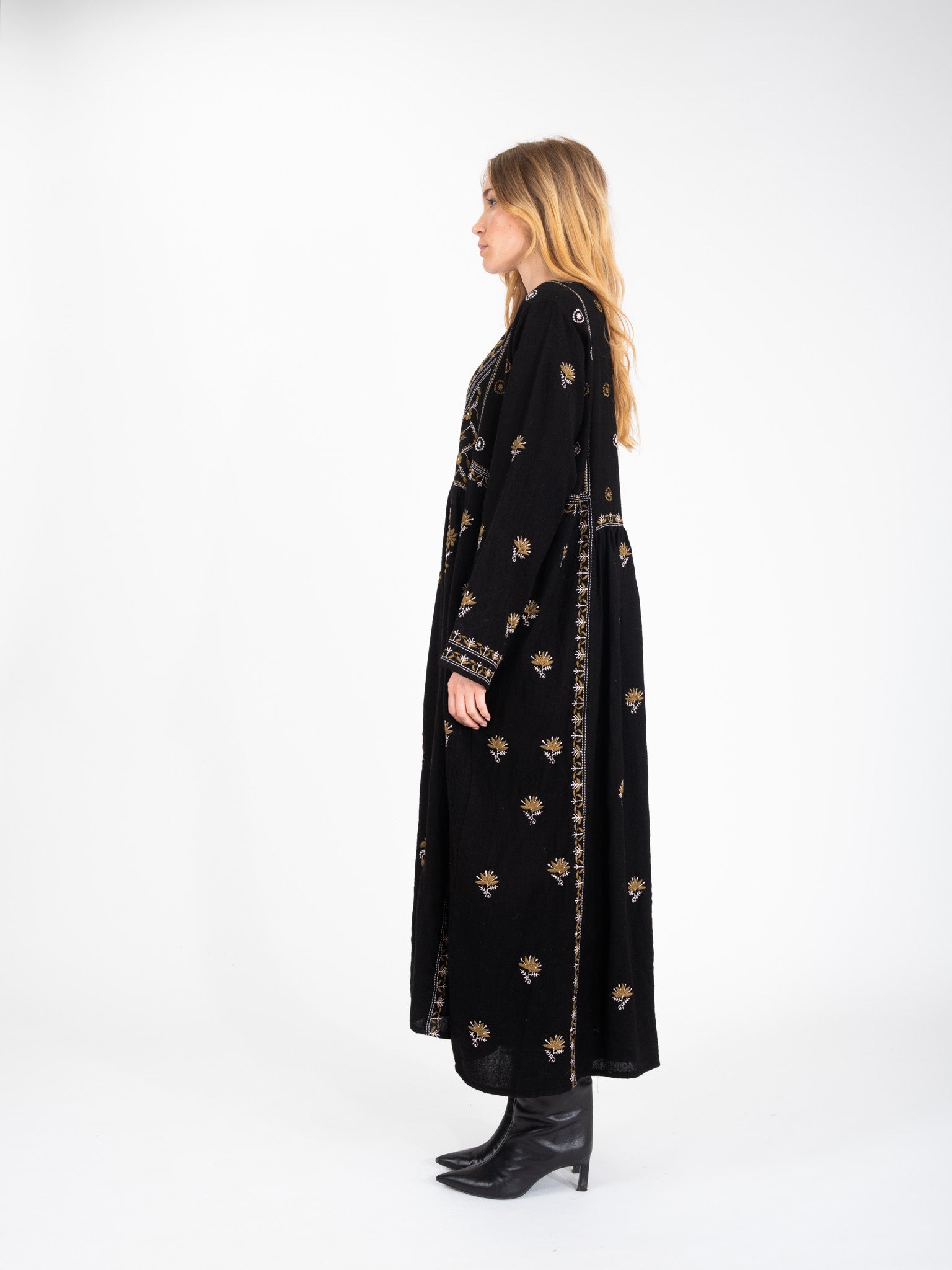 Robe noire brodée HIPPY