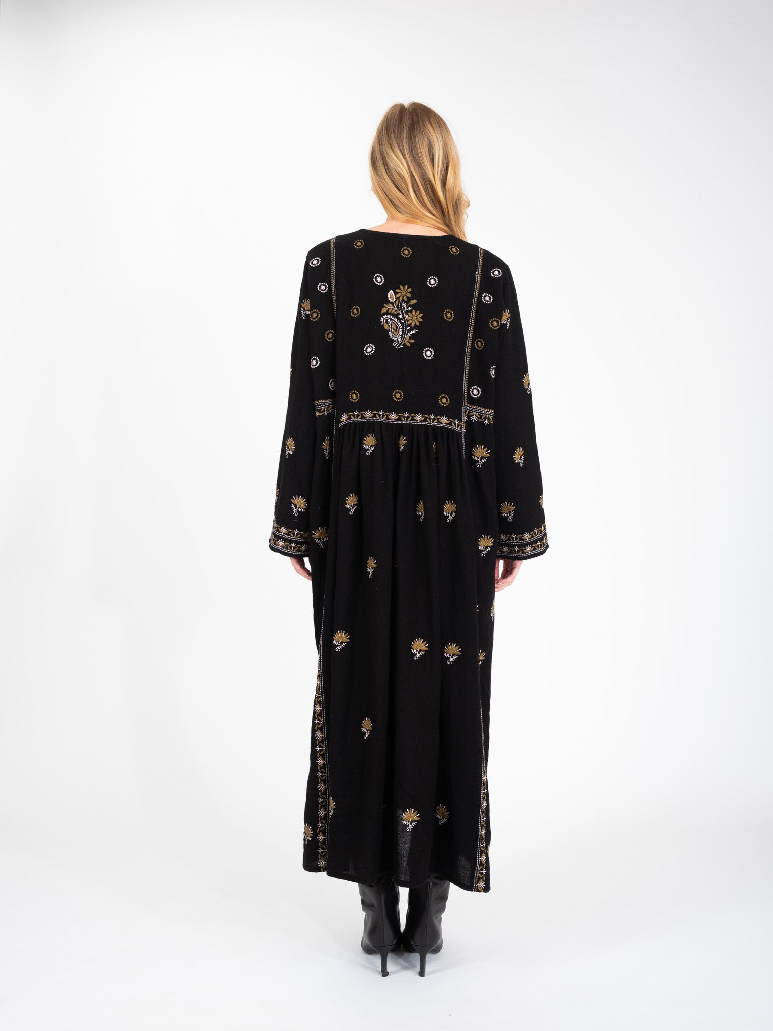 Robe noire brodée HIPPY