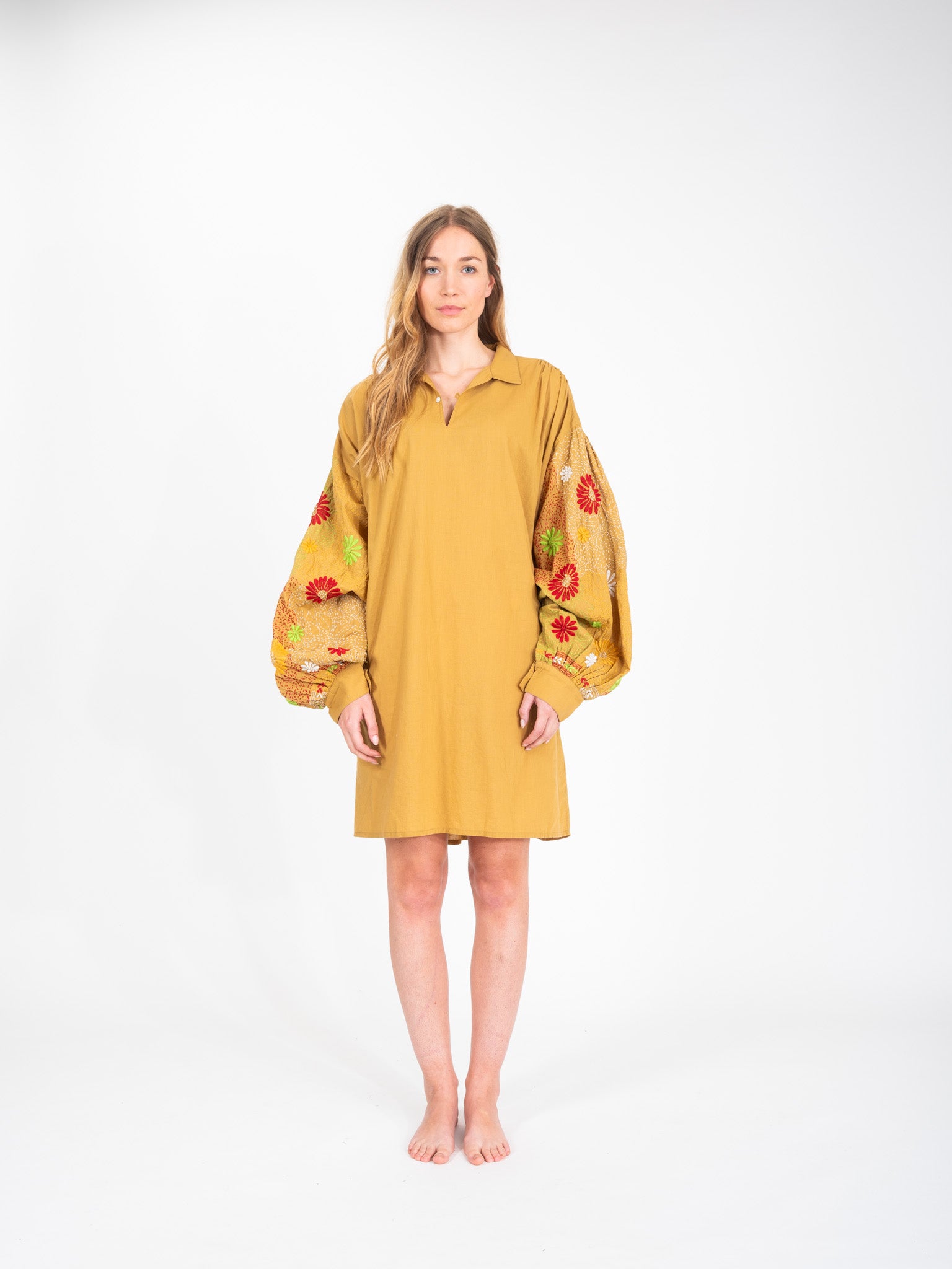 Robe courte camel brodée fleurs Yioti