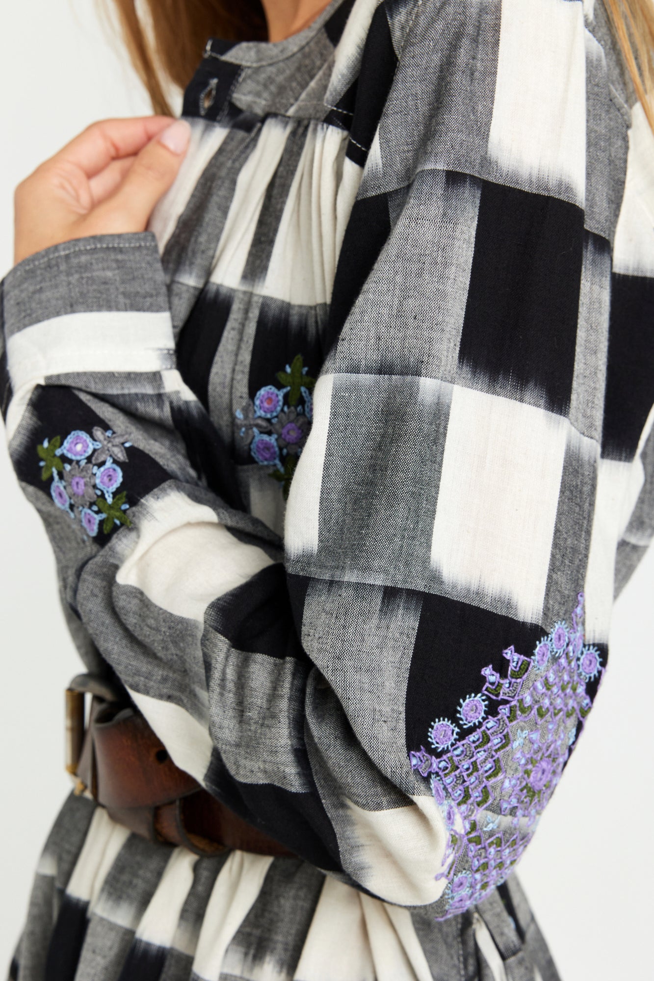 Robe longue à carreaux noirs brodée Inji Ikat