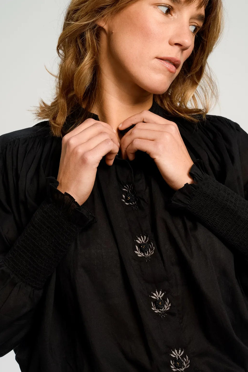 noire robe brodée v de vinster 