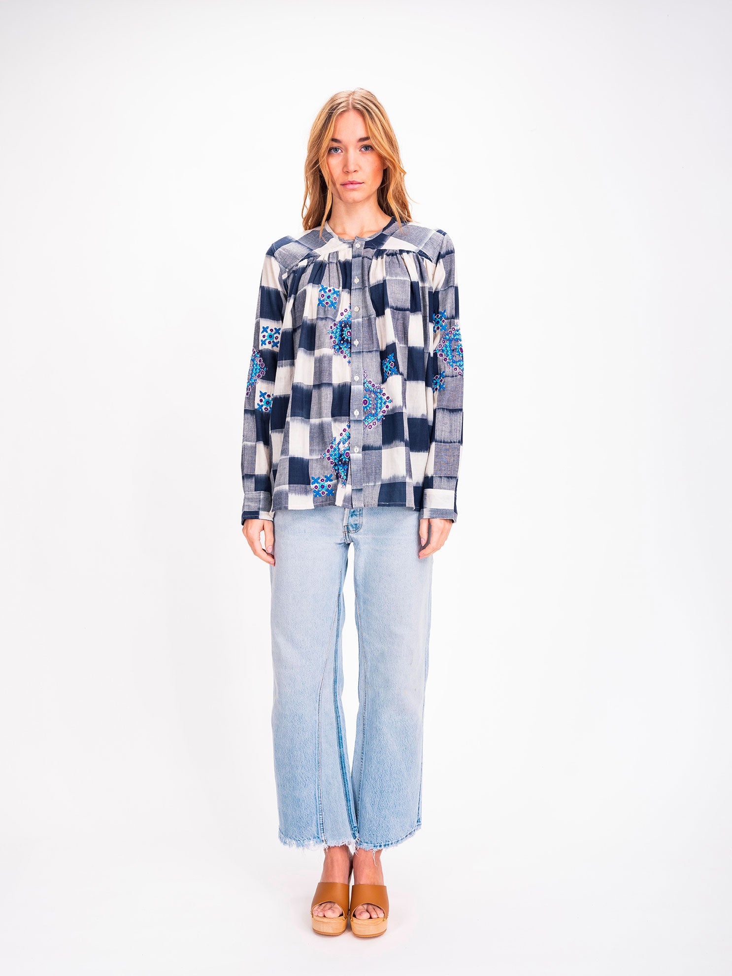 Blouse indigo à carreaux brodés Inji Ikat