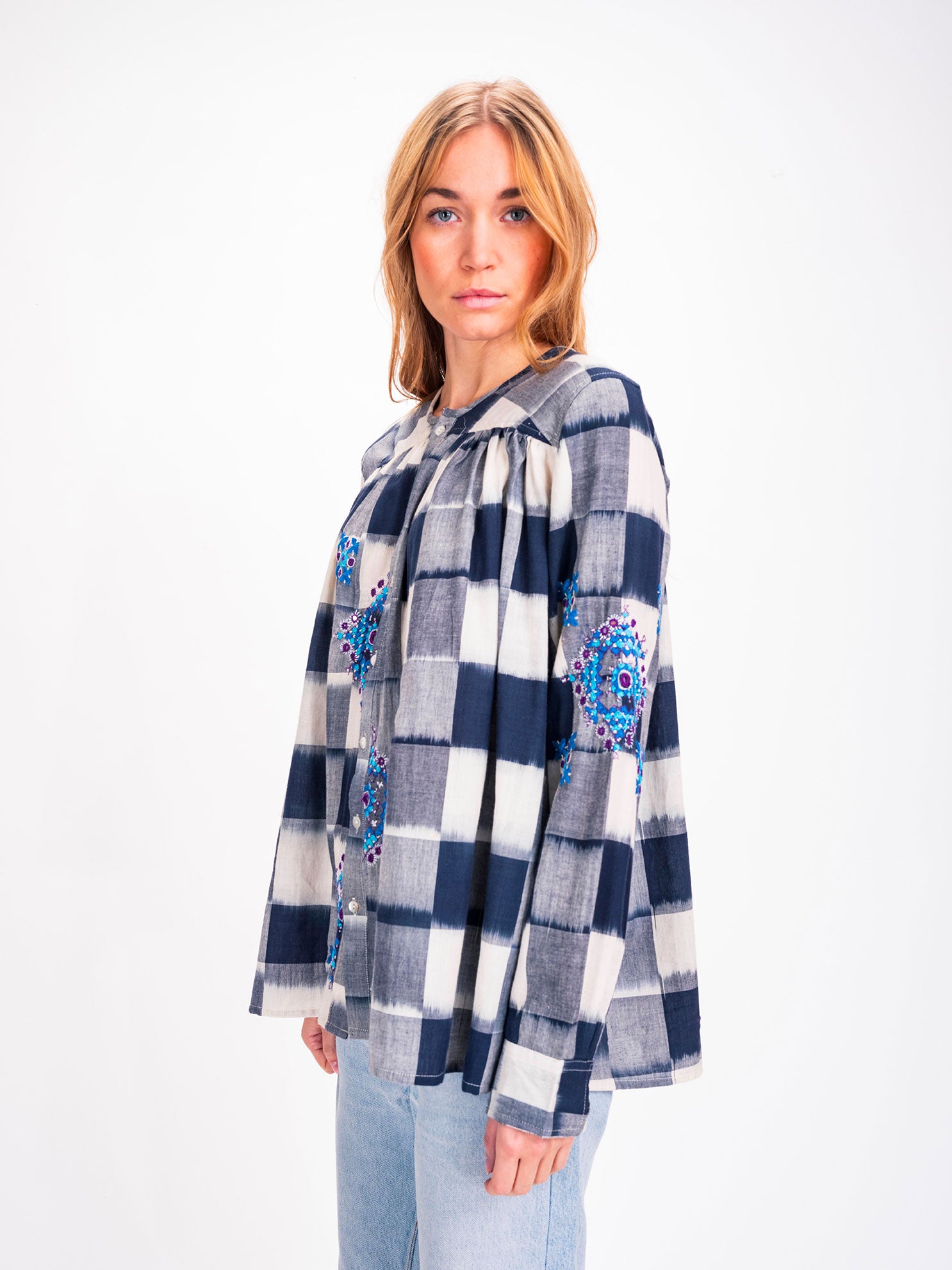 Blouse indigo à carreaux brodés Inji Ikat