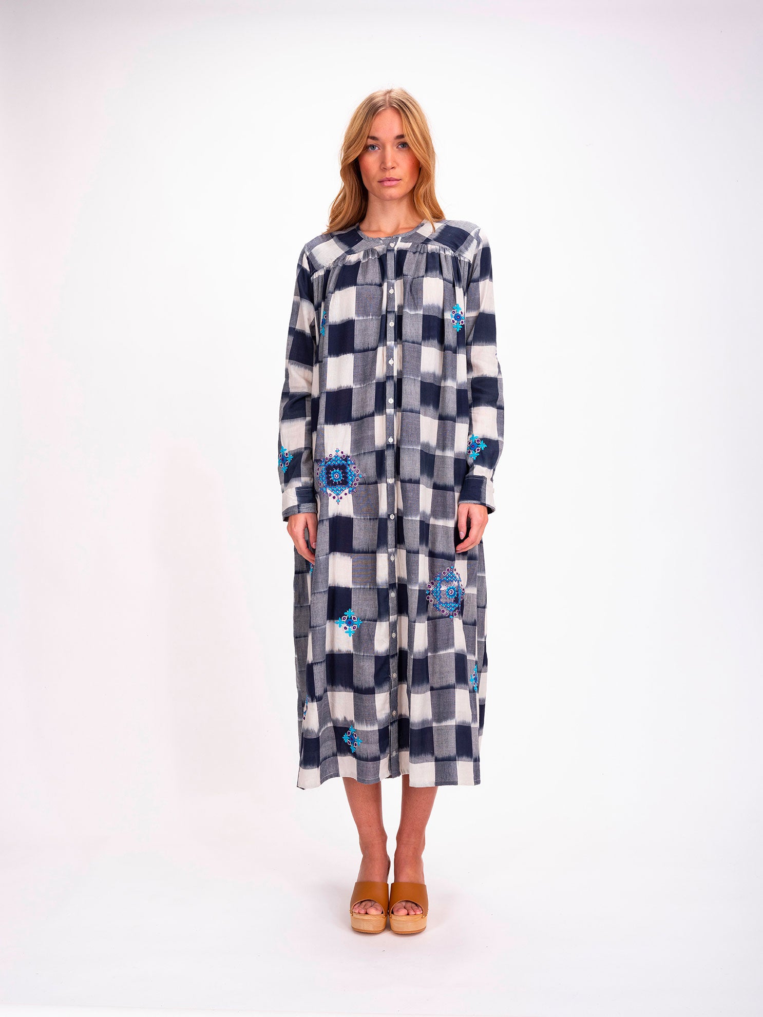 Robe longue à carreaux bleu marine brodée Inji Ikat