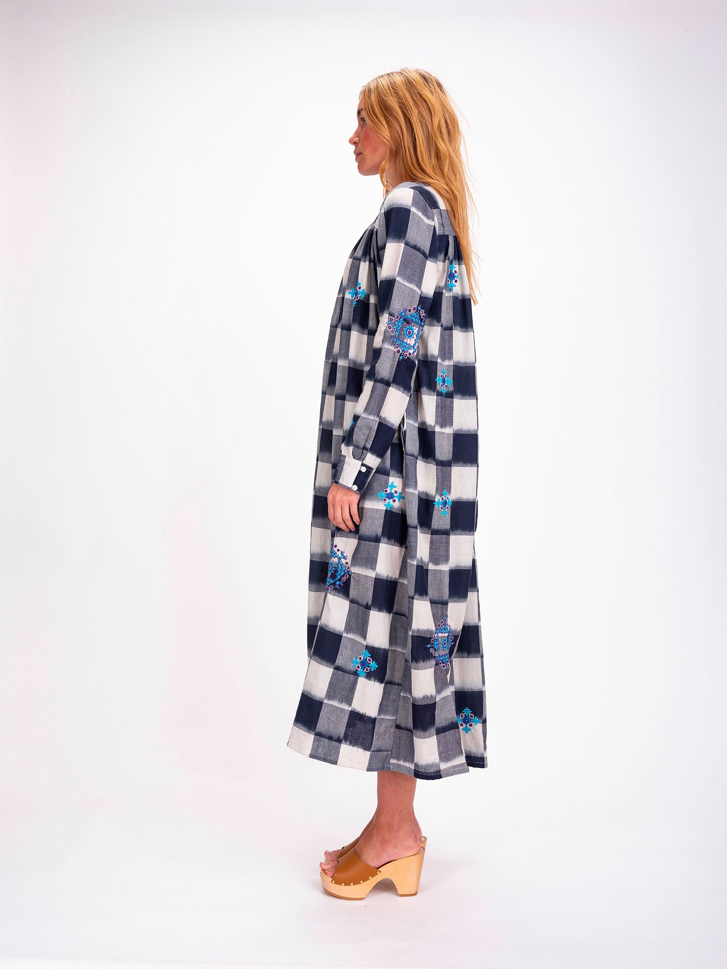 Robe longue à carreaux bleu marine brodée Inji Ikat