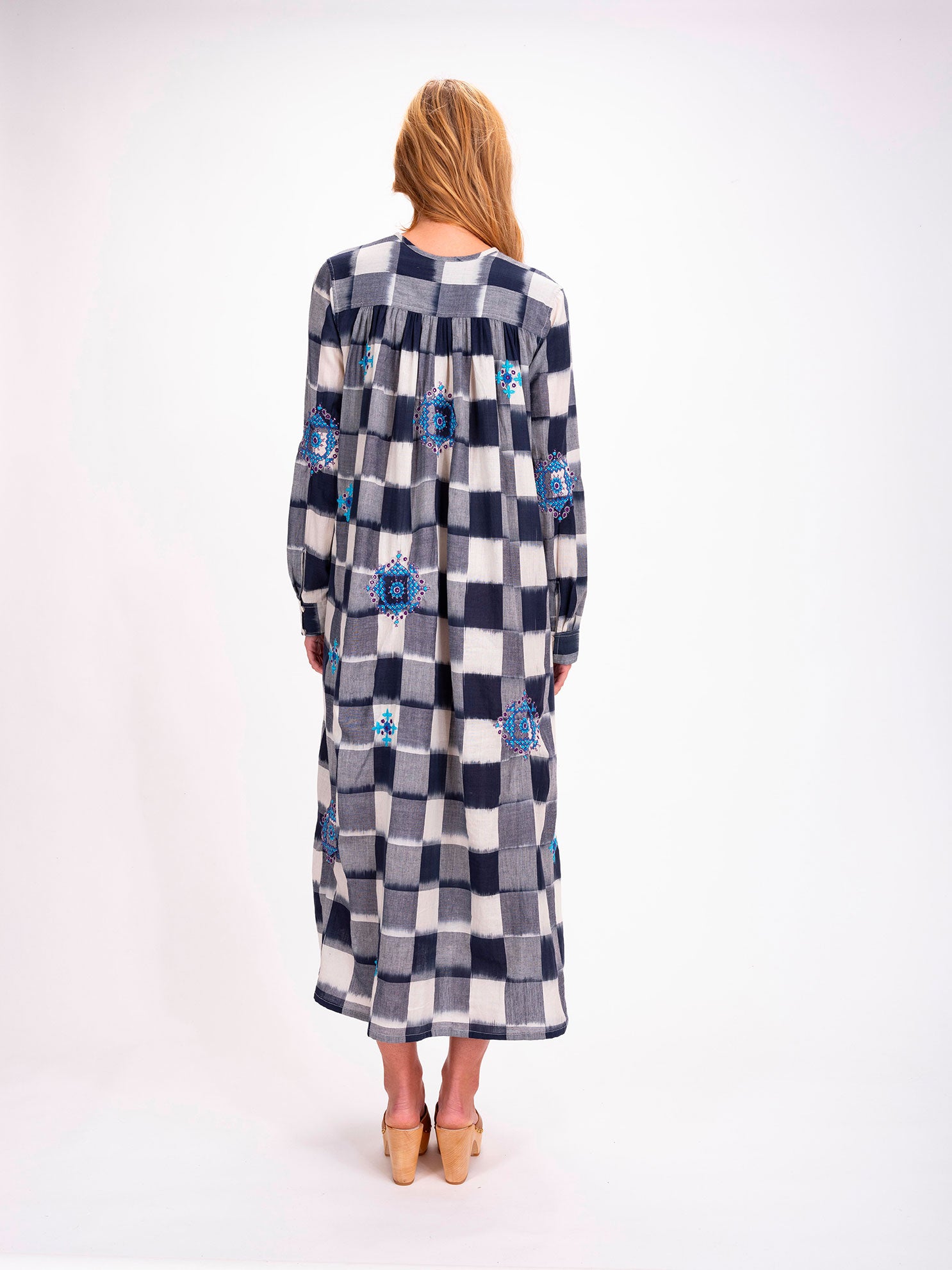Robe longue à carreaux bleu marine brodée Inji Ikat