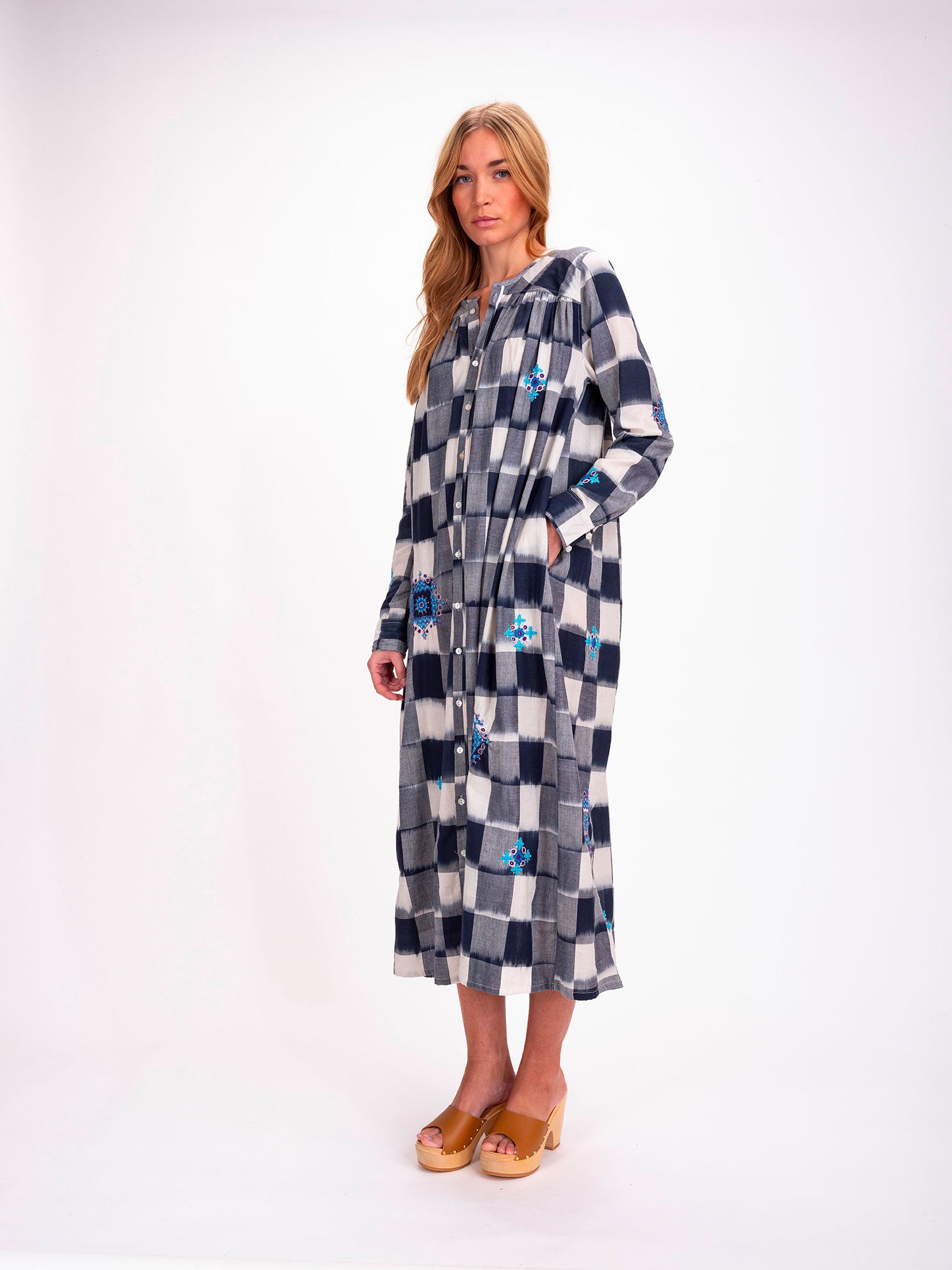 Robe longue à carreaux bleu marine brodée Inji Ikat