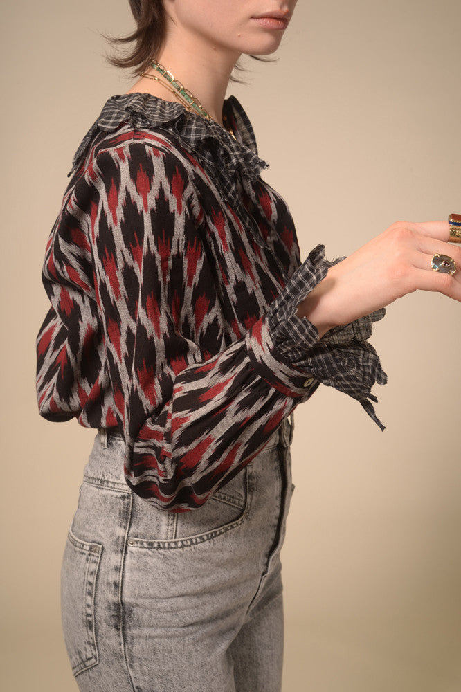 Blouse imprimée noire volant Namaste