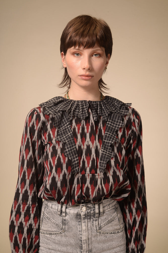 Blouse imprimée noire volant Namaste